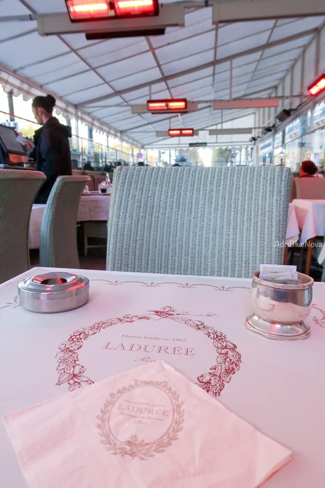 Heiße Schokolade von Ladurée an den Champs-Élysées Paris 2 Aussenterrasse von ladurée paris champs élysées