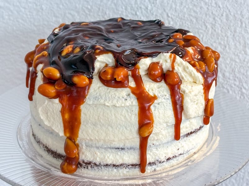 Snickers Torte mit Sahne und Erdnuss-Karamell (17 cm, 4 Schichten) | Rezept